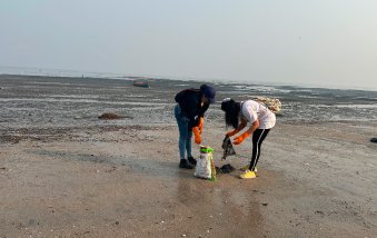 Beach clean up mumbai